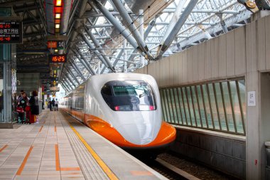 Taichung, Taiwan, high-speed railway station, people on the platform waiting for the train to enter the station Text: South platform, police
