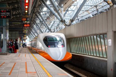 Taichung, Taiwan, high-speed railway station, people on the platform waiting for the train to enter the station Text: South platform, police