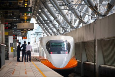 Taichung, Taiwan, high-speed railway station, people on the platform waiting for the train to enter the station Text: South platform, police