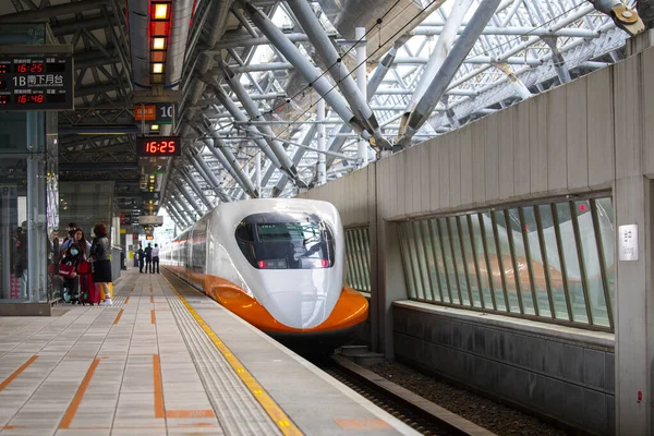 Taichung Taiwan High Speed Railway Station People Platform Waiting Train — Foto Stock
