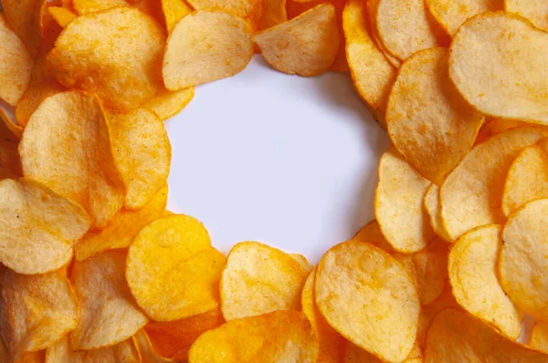 Krispiga Och Läckra Chips Vit Bakgrund — Stockfoto