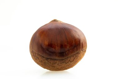 Sonbahar lezzetleri, kestaneler beyaz arka planda