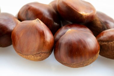 Sonbahar lezzetleri, kestaneler beyaz arka planda