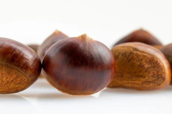 Delizie Autunnali Castagne Davanti Allo Sfondo Bianco — Foto Stock