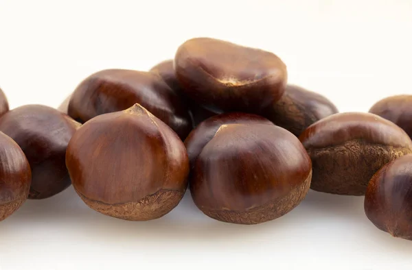 Delizie Autunnali Castagne Davanti Allo Sfondo Bianco — Foto Stock