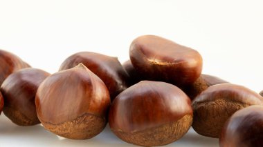 Sonbahar lezzetleri, kestaneler beyaz arka planda