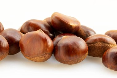 Sonbahar lezzetleri, kestaneler beyaz arka planda