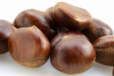Sonbahar lezzetleri, kestaneler beyaz arka planda