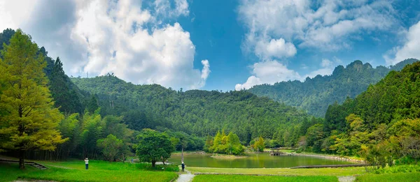 台湾依兰县明池森林与山地湖是一个有名的旅游胜地 — 图库照片