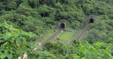 Chongde Demiryolu Tüneli ve Tren Qingshui Kayalıkları, Suhua Otoyolu, Tayvan