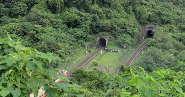 Chongde Σιδηροδρομική Σήραγγα Και Τρένο Στο Qingshui Cliff Suhua Highway — Αρχείο Βίντεο