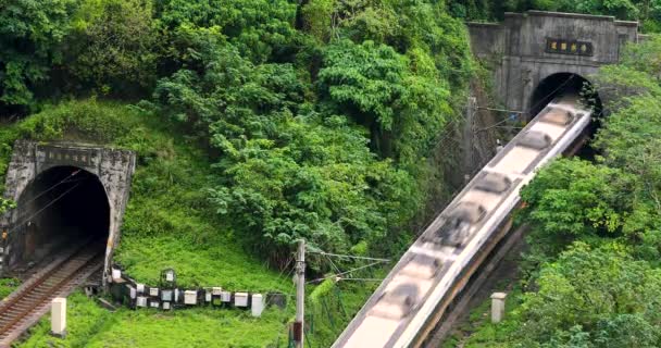 Chongde Σιδηροδρομική Σήραγγα Και Τρένο Στο Qingshui Cliff Suhua Highway — Αρχείο Βίντεο