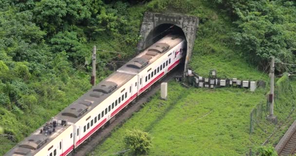 Chongde Σιδηροδρομική Σήραγγα Και Τρένο Στο Qingshui Cliff Suhua Highway — Αρχείο Βίντεο