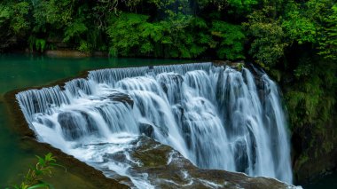 Tayvan 'daki Shifenliao Şelale Parkı