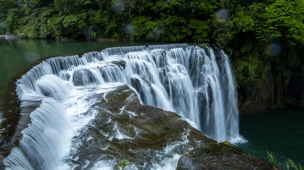 Tayvan 'daki Shifenliao Şelale Parkı