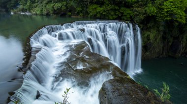 Tayvan 'daki Shifenliao Şelale Parkı