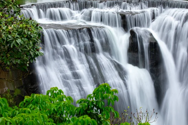 Tayvan 'daki Shifenliao Şelale Parkı