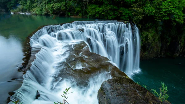 Tayvan 'daki Shifenliao Şelale Parkı