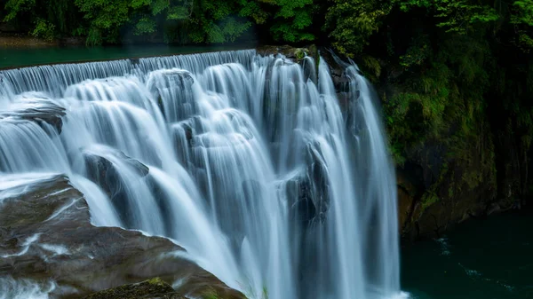 Tayvan 'daki Shifenliao Şelale Parkı
