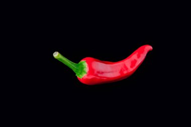 siyah bir zemin üzerine kırmızı biber