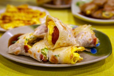 Tayvan aşkı ve lezzetli kahvaltı, jambon ve sebzeli kiş.