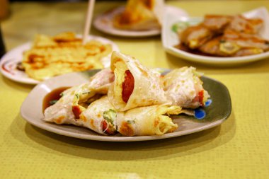 Tayvan aşkı ve lezzetli kahvaltı, jambon ve sebzeli kiş.