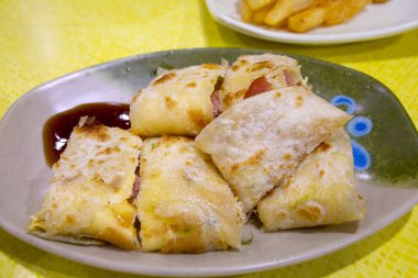 Tayvan aşkı ve lezzetli kahvaltı, jambon ve sebzeli kiş.