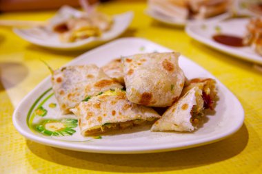 Tayvan aşkı ve lezzetli kahvaltı, pastırmalı omlet.