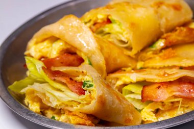 Tayvan aşkı ve lezzetli kahvaltı, pastırmalı omlet.