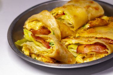 Tayvan aşkı ve lezzetli kahvaltı, pastırmalı omlet.