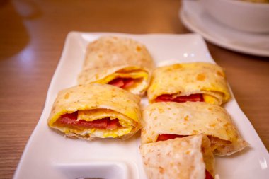 Tayvan aşkı ve lezzetli kahvaltı, pastırmalı omlet.