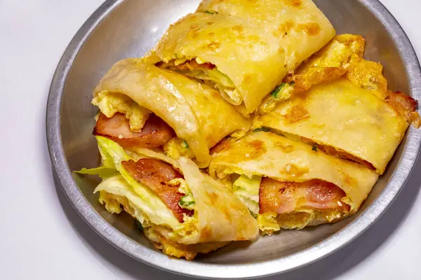 Tayvan aşkı ve lezzetli kahvaltı, pastırmalı omlet.