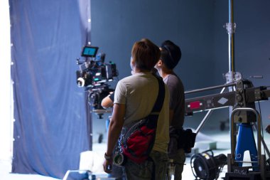 Stüdyoda fotoğrafçı, ticari video çekiyor.