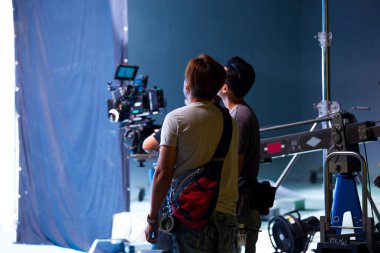 Stüdyoda fotoğrafçı, ticari video çekiyor.