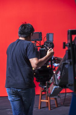 Stüdyoda fotoğrafçı, ticari video çekiyor.