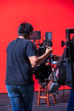 Stüdyoda fotoğrafçı, ticari video çekiyor.