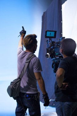 Stüdyoda fotoğrafçı, ticari video çekiyor.