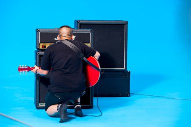 Stüdyodaki müzisyen sesi ayarlıyor.