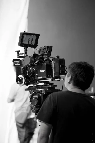 Photographer Studio Shooting Commercial Video —  Fotos de Stock