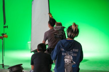 Stüdyodaki ışıklandırma mühendisi sahnenin ışıklarını ayarlıyor.