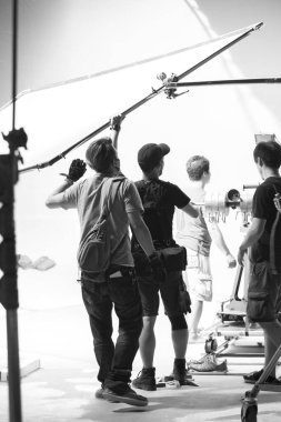 Stüdyodaki ışıklandırma mühendisi sahnenin ışıklarını ayarlıyor.