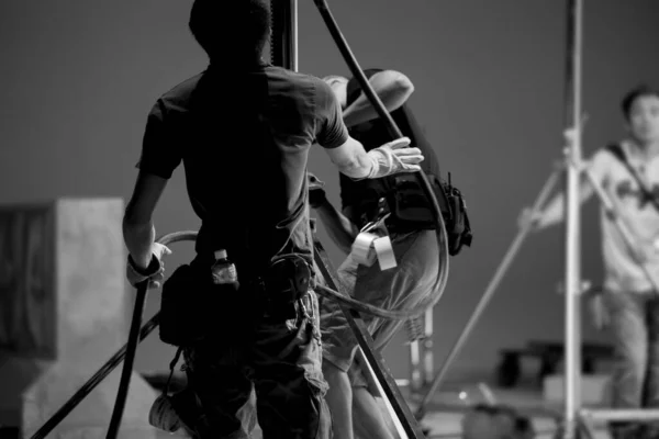 Éclairagiste Studio Ajuste Les Lumières Scène — Photo