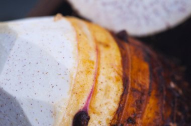 İnsanoğlunun en önemli yiyeceklerinden biri tatlı patatestir. Aynı zamanda tatlı patates de denir.