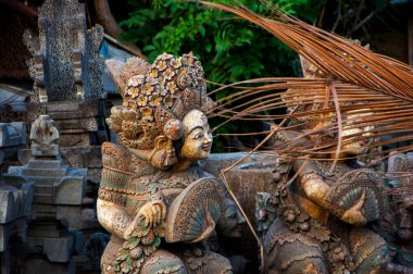 Endonezya Bali 'de geleneksel el sanatları heykelleri ahşap ve taş oymaları