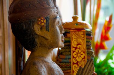 Endonezya Bali 'de geleneksel el sanatları heykelleri ahşap ve taş oymaları