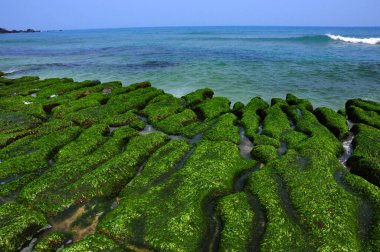 Shimen, Tayvan 'ın kuzey kıyısında meşhur manzaralı bir yer, eski erik yeşili yalak.