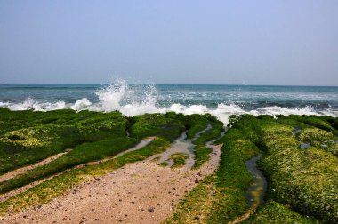 Shimen, Tayvan 'ın kuzey kıyısında meşhur manzaralı bir yer, eski erik yeşili yalak.