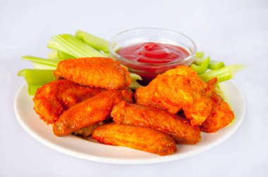 Lezzetli ve lezzetli chipotle tavuk kanatları beyaz tabakta