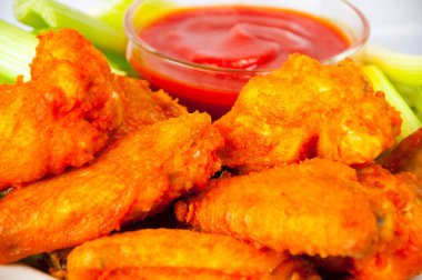 Lezzetli ve lezzetli chipotle tavuk kanatları beyaz tabakta