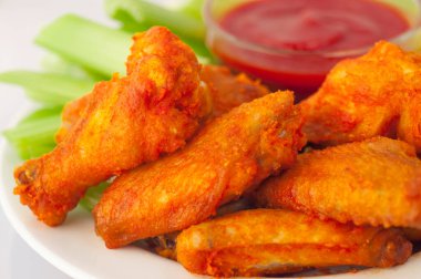 Lezzetli ve lezzetli chipotle tavuk kanatları beyaz tabakta